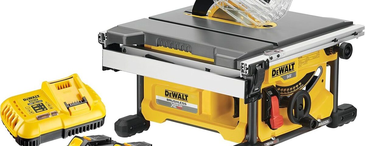 Test de la scie circulaire de table DeWalt DCS7485T2-QW