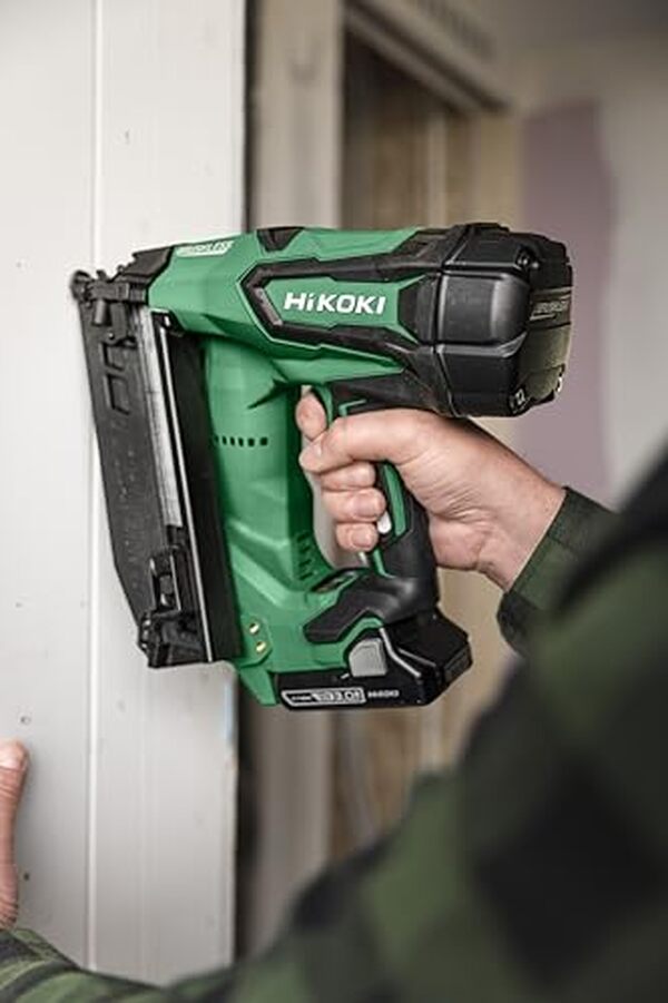 Découvrez notre test complet du cloueur sans fil HiKOKI 18 V. Analyse de sa performance, son confort d'utilisation et ses caractéristiques techniques.