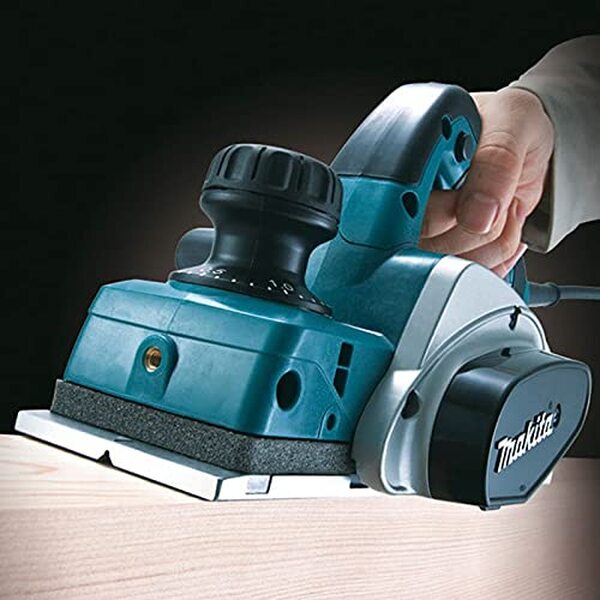 Découvrez notre évaluation détaillée du rabot électrique Makita KP0800J 620 W : performance, puissance et efficacité, idéal pour vos projets de menuiserie et bricolage.