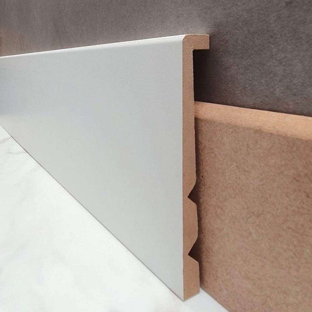 Test de la surplinthe ajustable MadeInNature en bois blanc