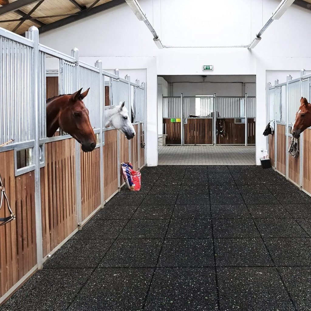 Test du tapis d'écurie en granulés de caoutchouc KARAT 125x400 cm